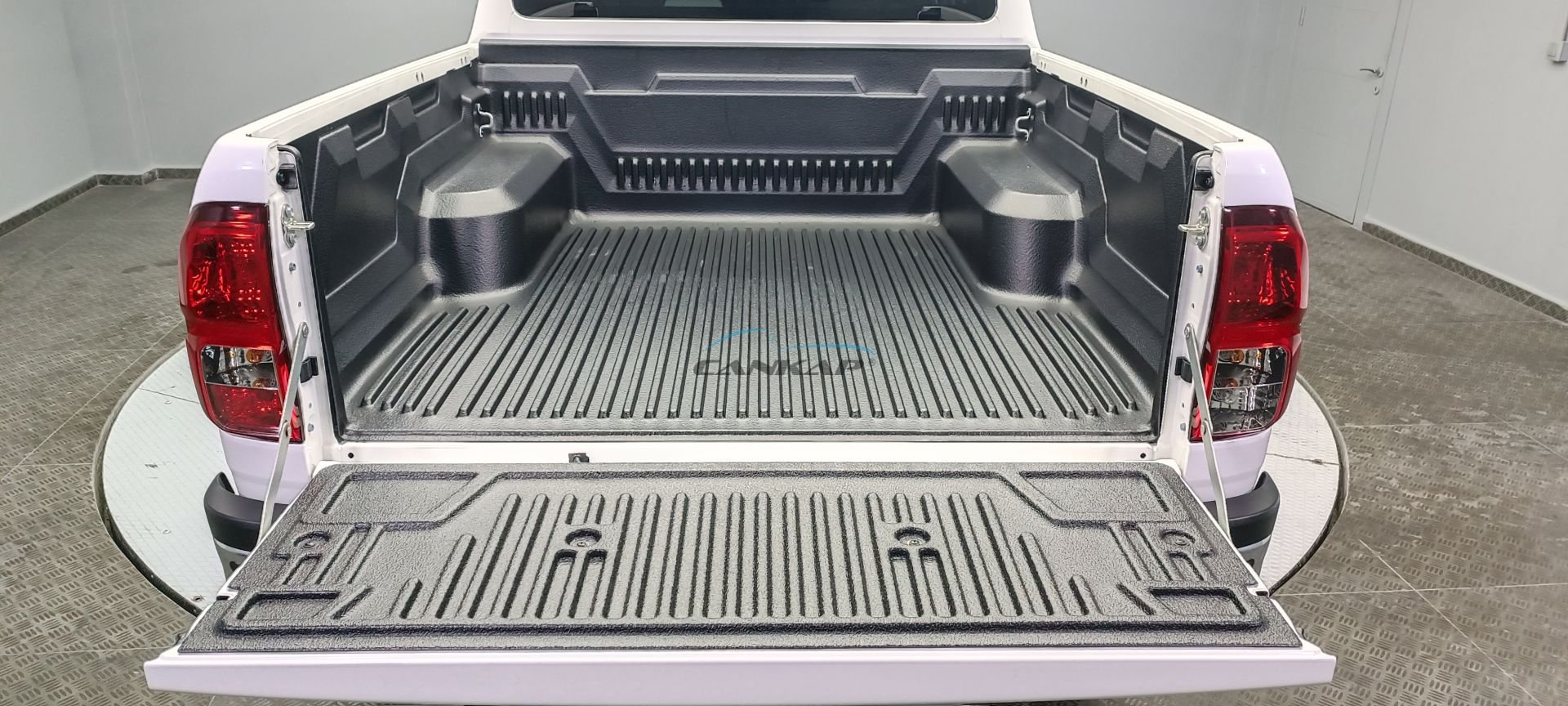 Kasa Havuzu, Kenarsız, Toyota Hilux